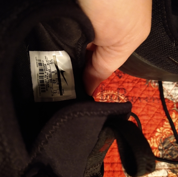 Boys size 7 Black Nikes, like new! - Picture 3 of 3